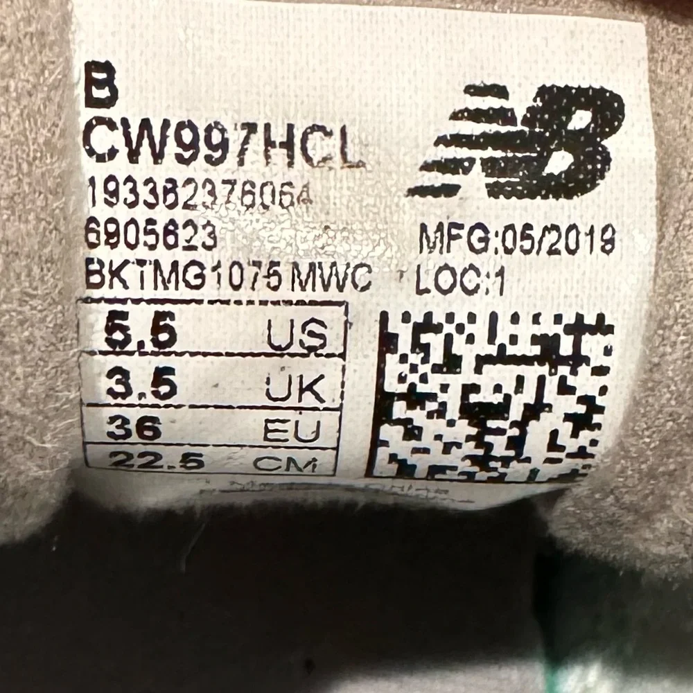 New Balance Women’s Classics 997 Sneakers in Gray and Gold Size 6 EUC with Box